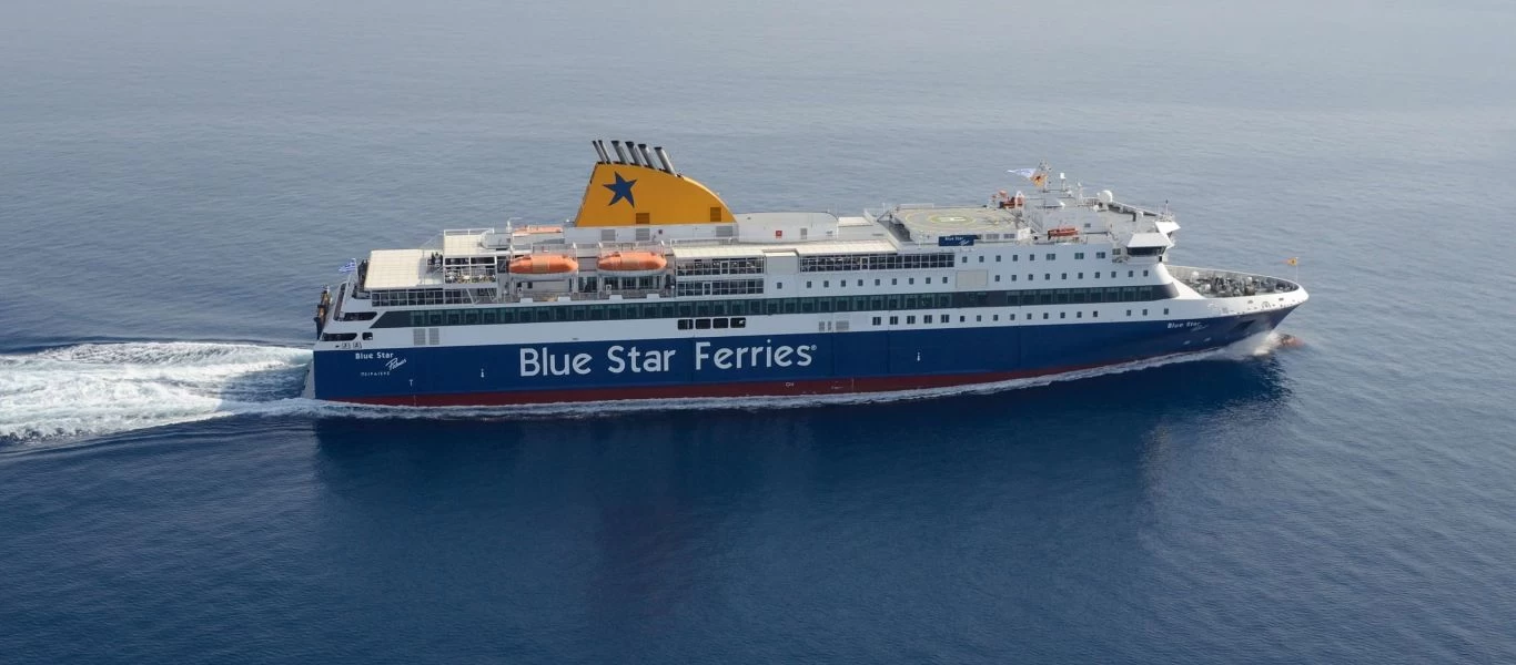 Το Blue Star Patmos αποχαιρετά το Καστελόριζο με συριγμούς και με υψωμένη την σημαία της Μεγίστης (βίντεο)